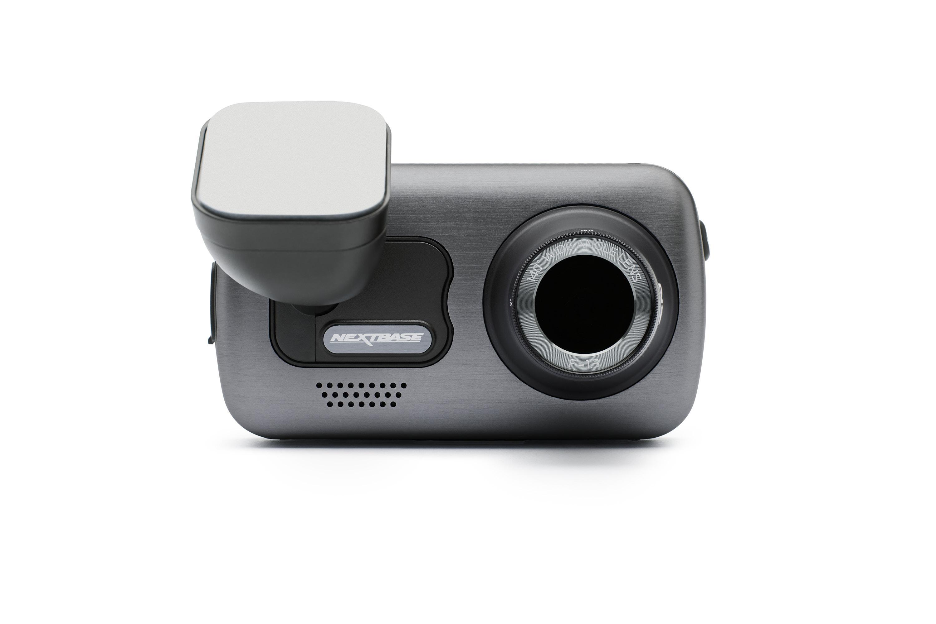 Eine graue Dashcam auf weißem Hintergrund, die die Vorderseite der Kamera mit dem Objektiv zeigt.