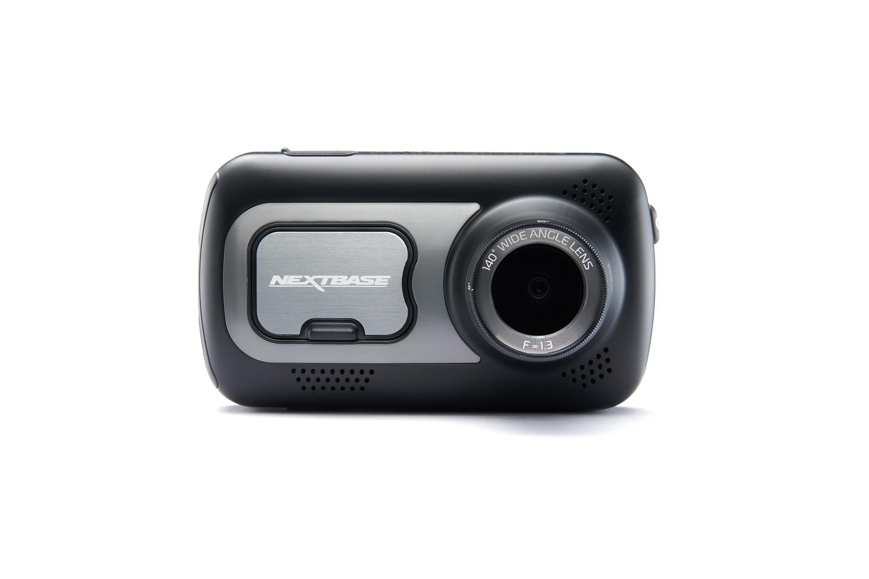 Schwarze Nextbase Dashcam, zeigt die Frontlinse und den Bildschirm, auf weißem Grund.