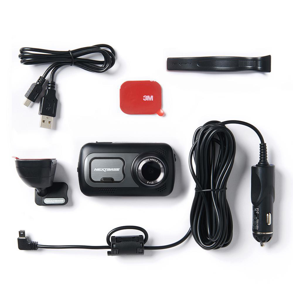 Dashcam-Komponenten: Kamera, Halterung, Kabel und Zubehör auf weißem Grund.
