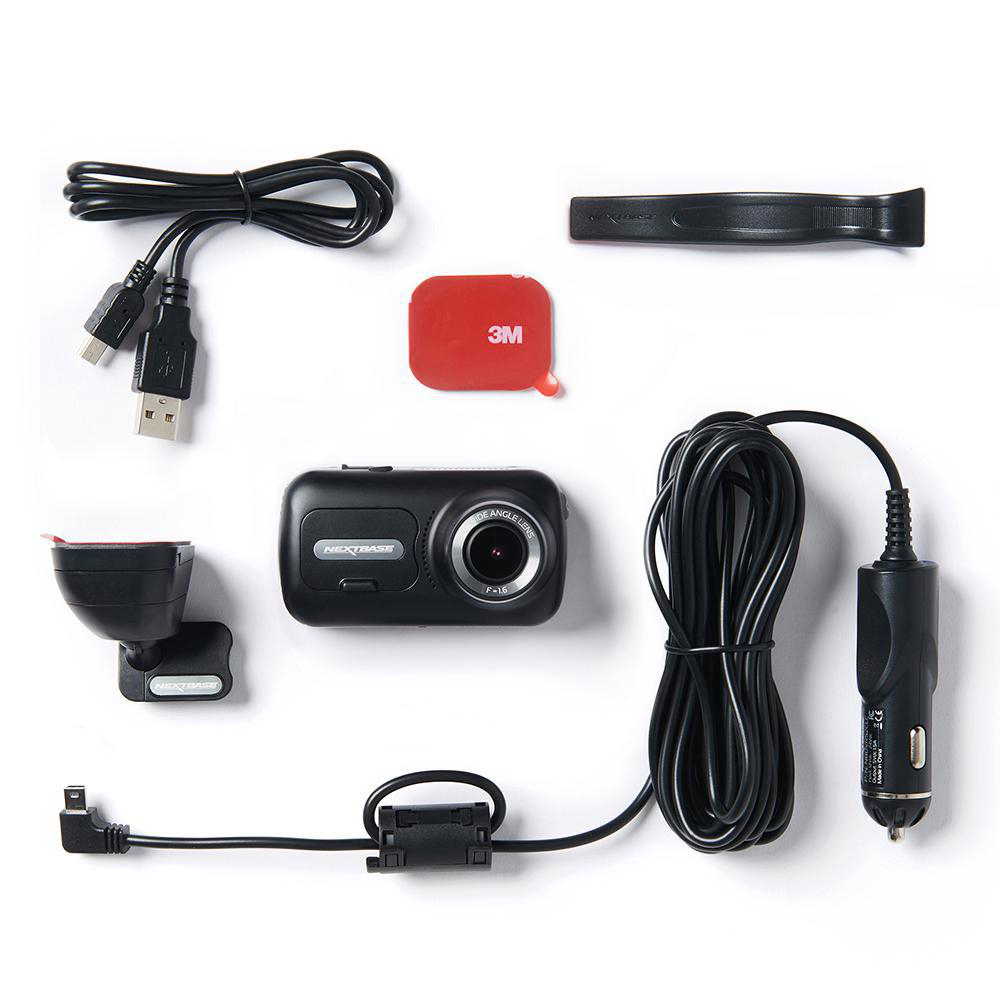 Dashcam-Komponenten ausgebreitet: Kamera, Kabel, Klebepad und mehr. Weißer Hintergrund.