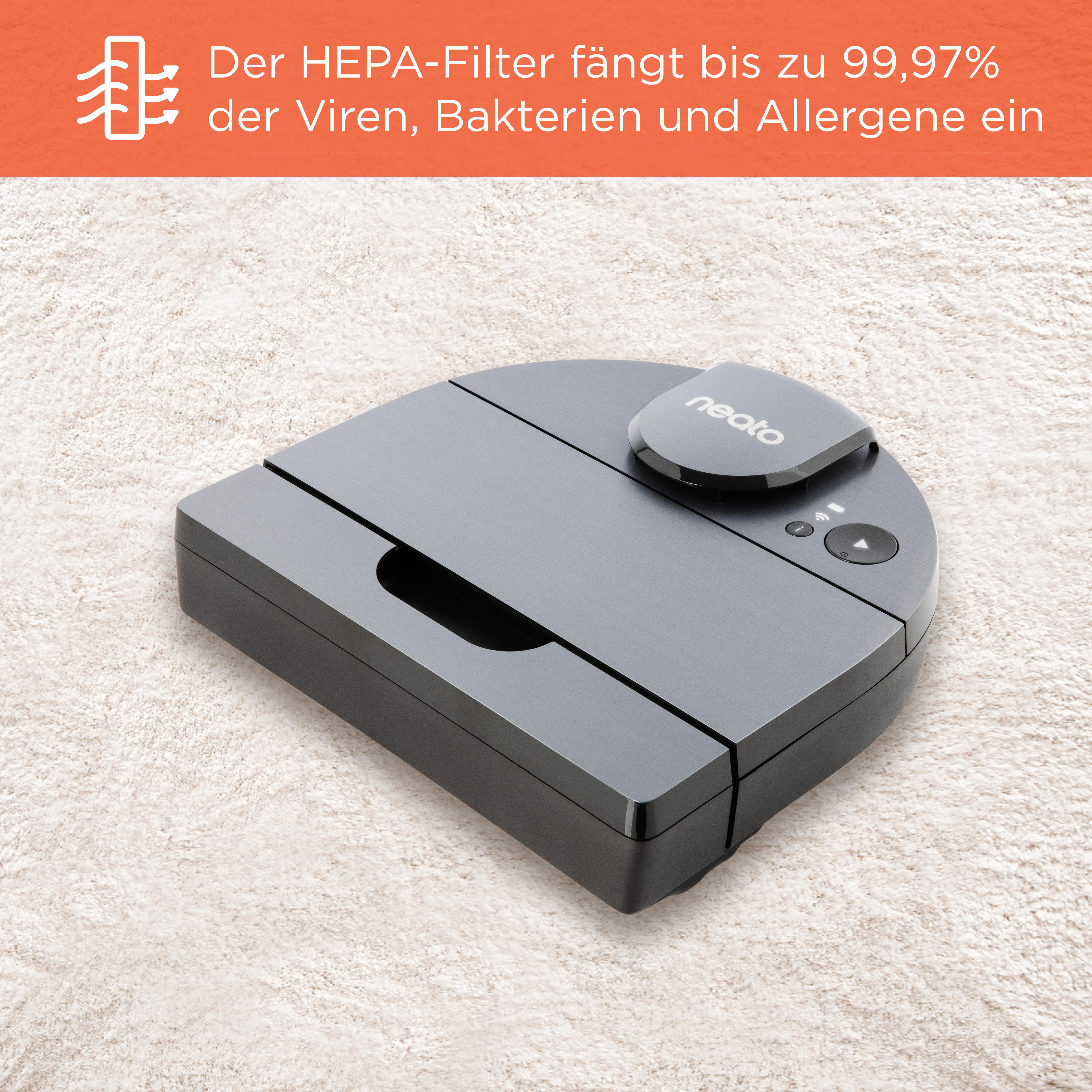 Roboter-Staubsauger auf Teppich. Grauer Staubsauger, Text: HEPA-Filter fängt Viren, Bakterien und Allergene ein.