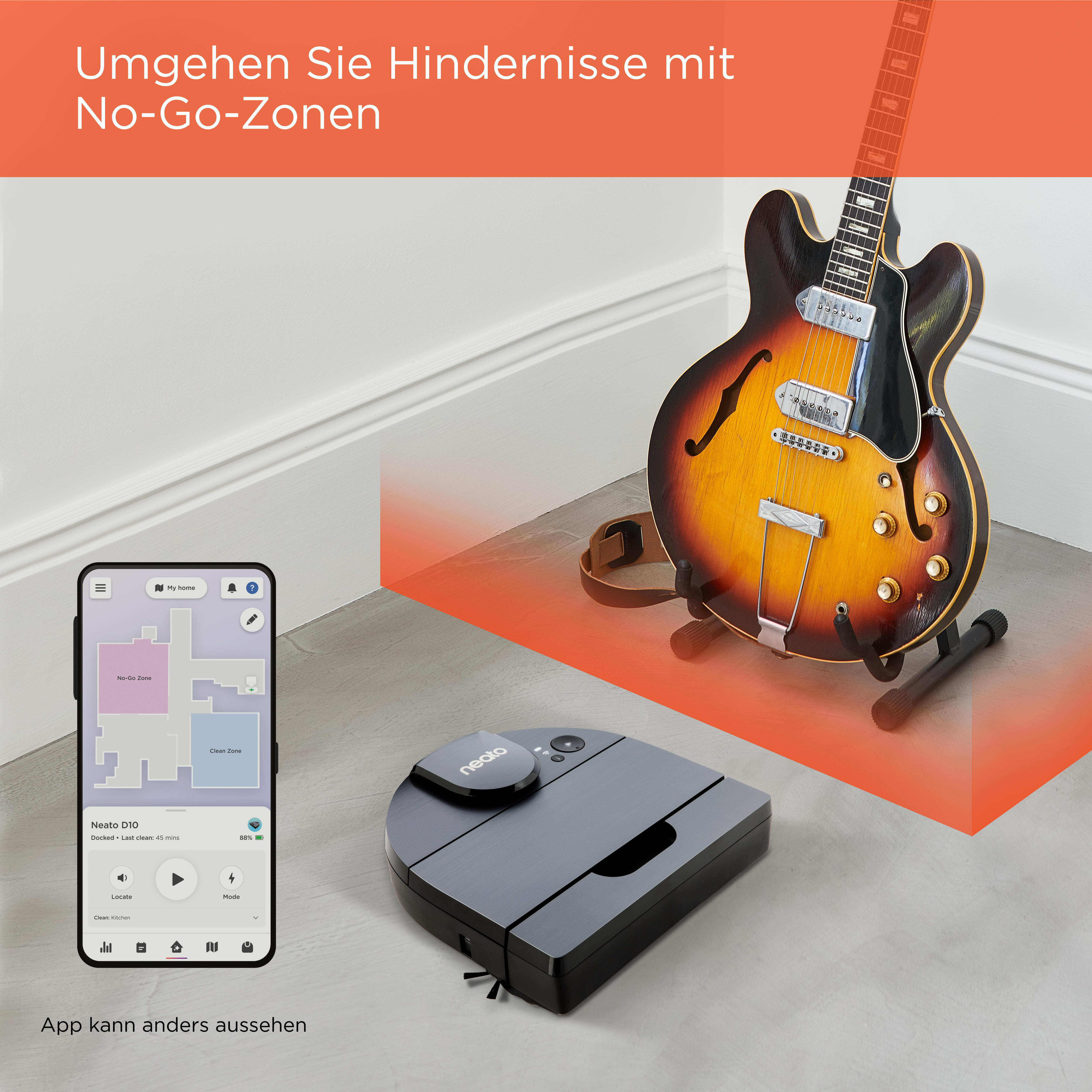 Roboterstaubsauger in der Nähe einer Gitarre. Ein Smartphone zeigt die Reinigungsplan.