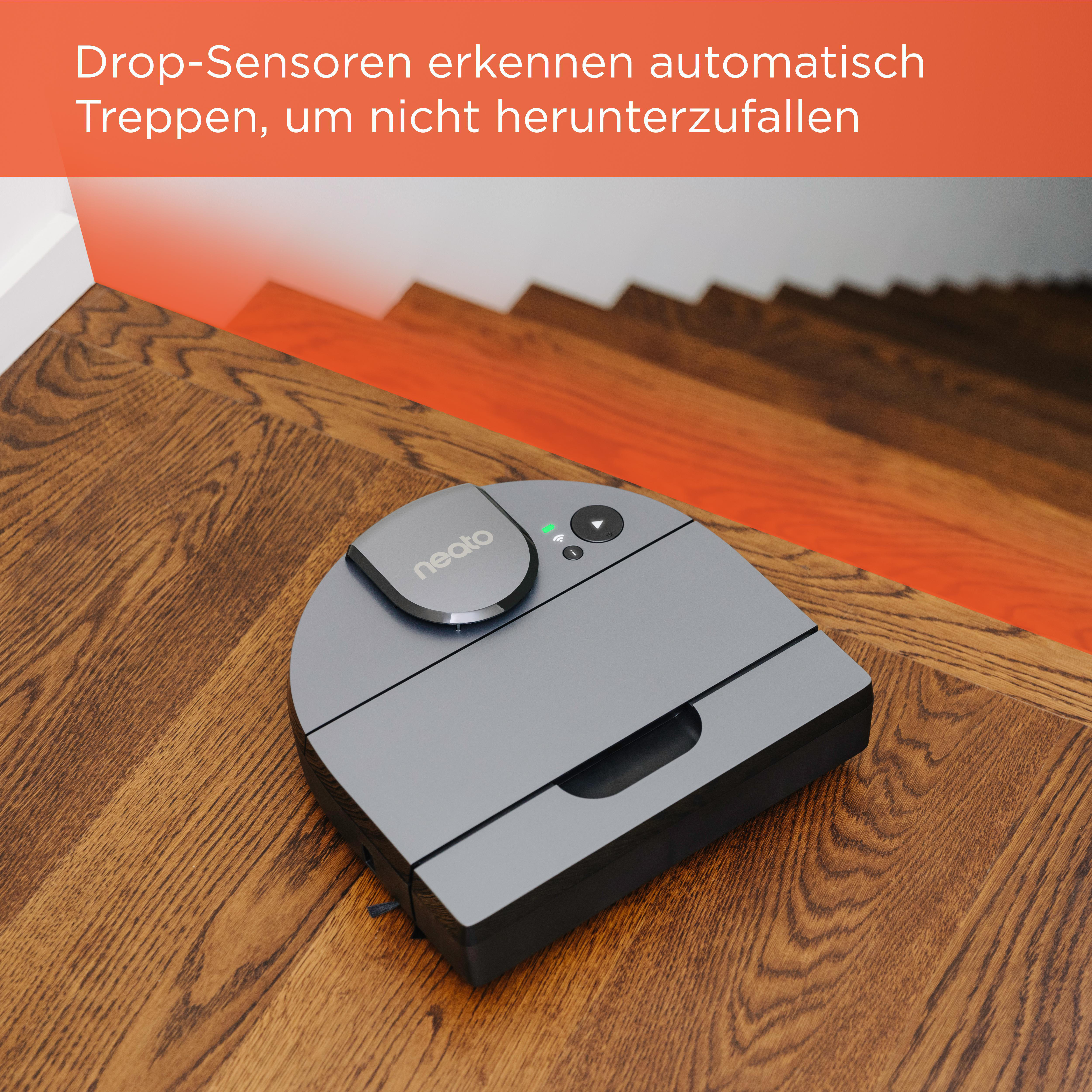 Roboter-Staubsauger auf Holzboden, in der Nähe einer Treppe. Text: 'Absturzsensoren erkennen automatisch Treppen'.