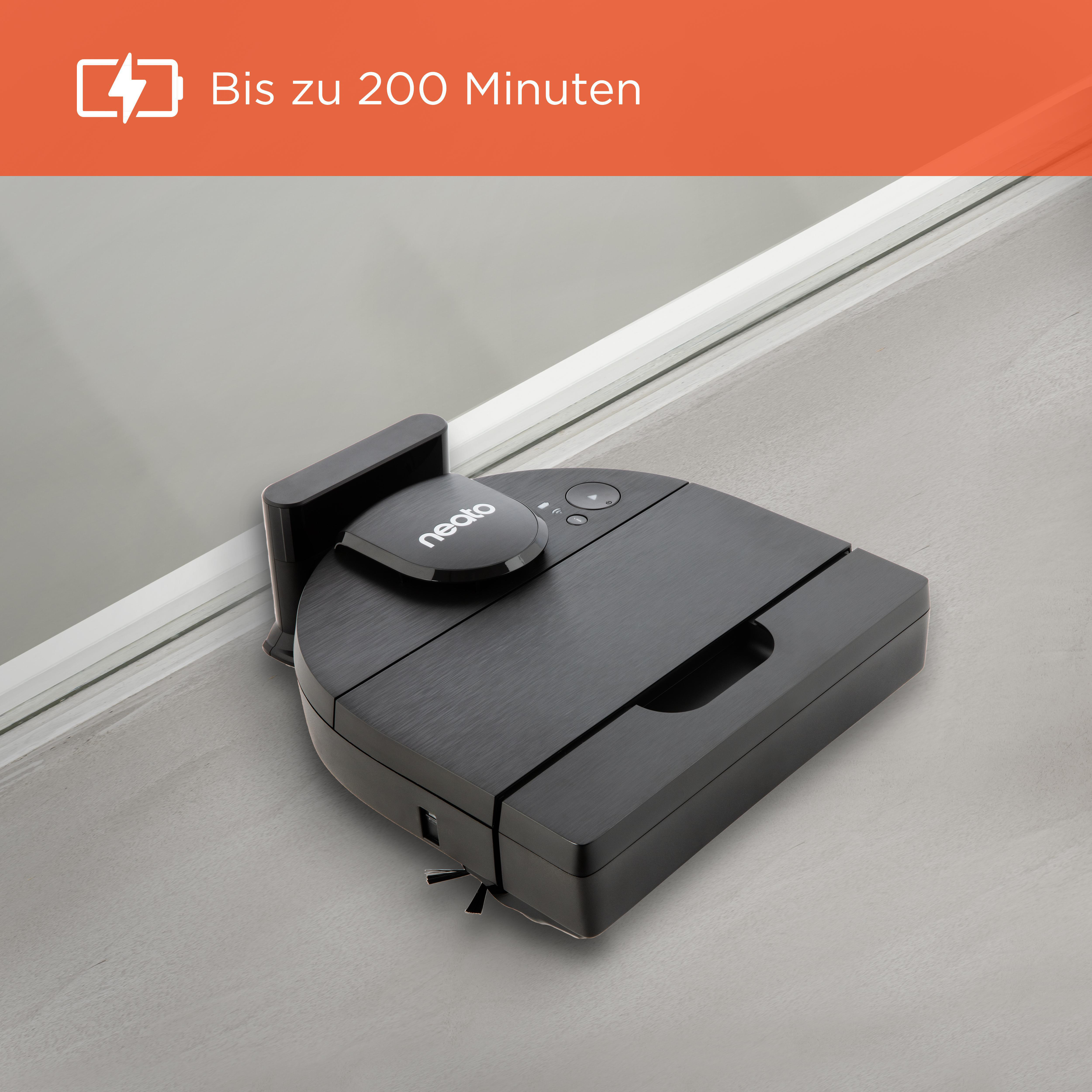 Schwarzer Neato-Roboter-Staubsauger auf grauem Boden mit orangefarbenem Rechteck-Symbol.
