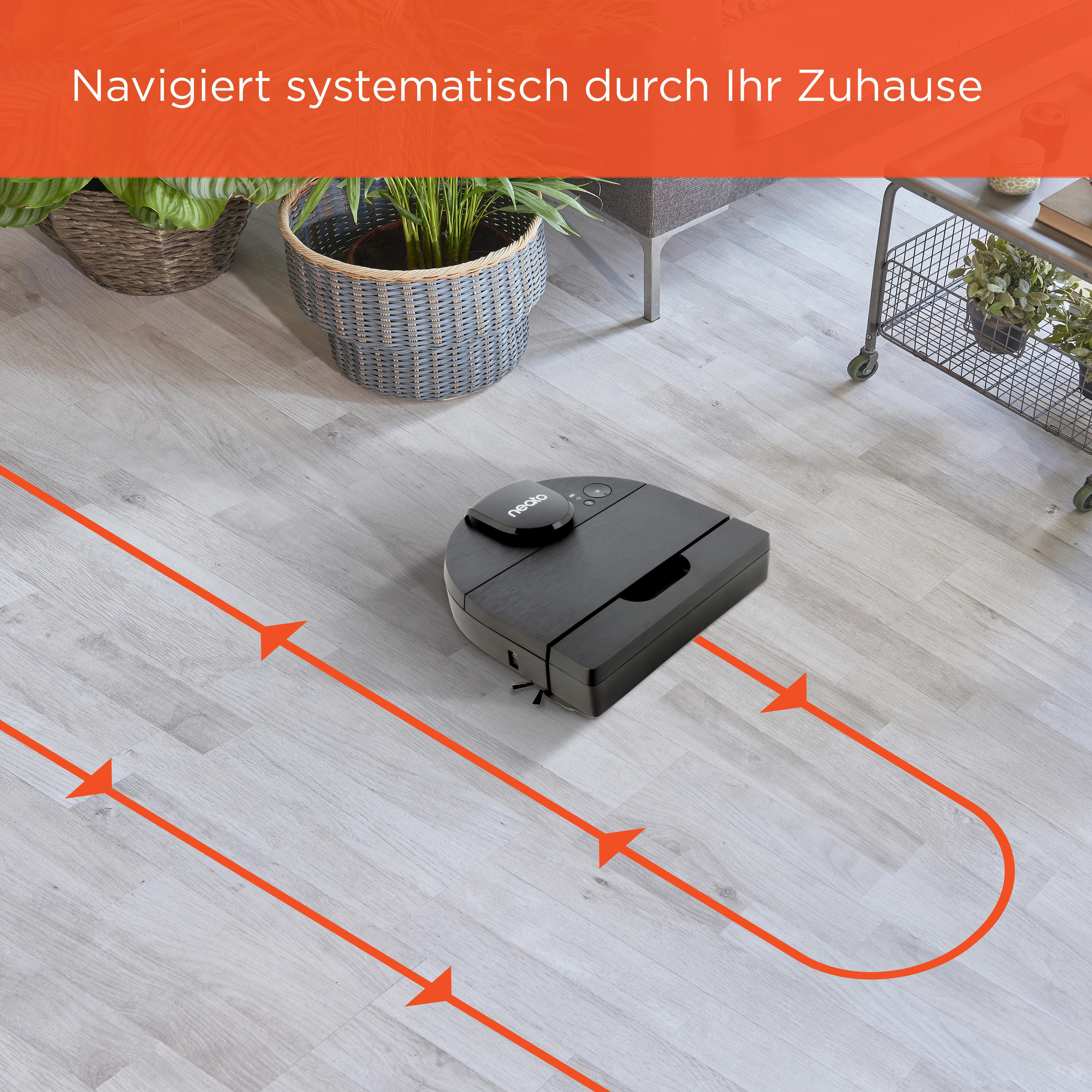 Roboter-Staubsauger auf Holzboden. Pfeile zeigen den Reinigungspfad in einem Raum mit Pflanzen.