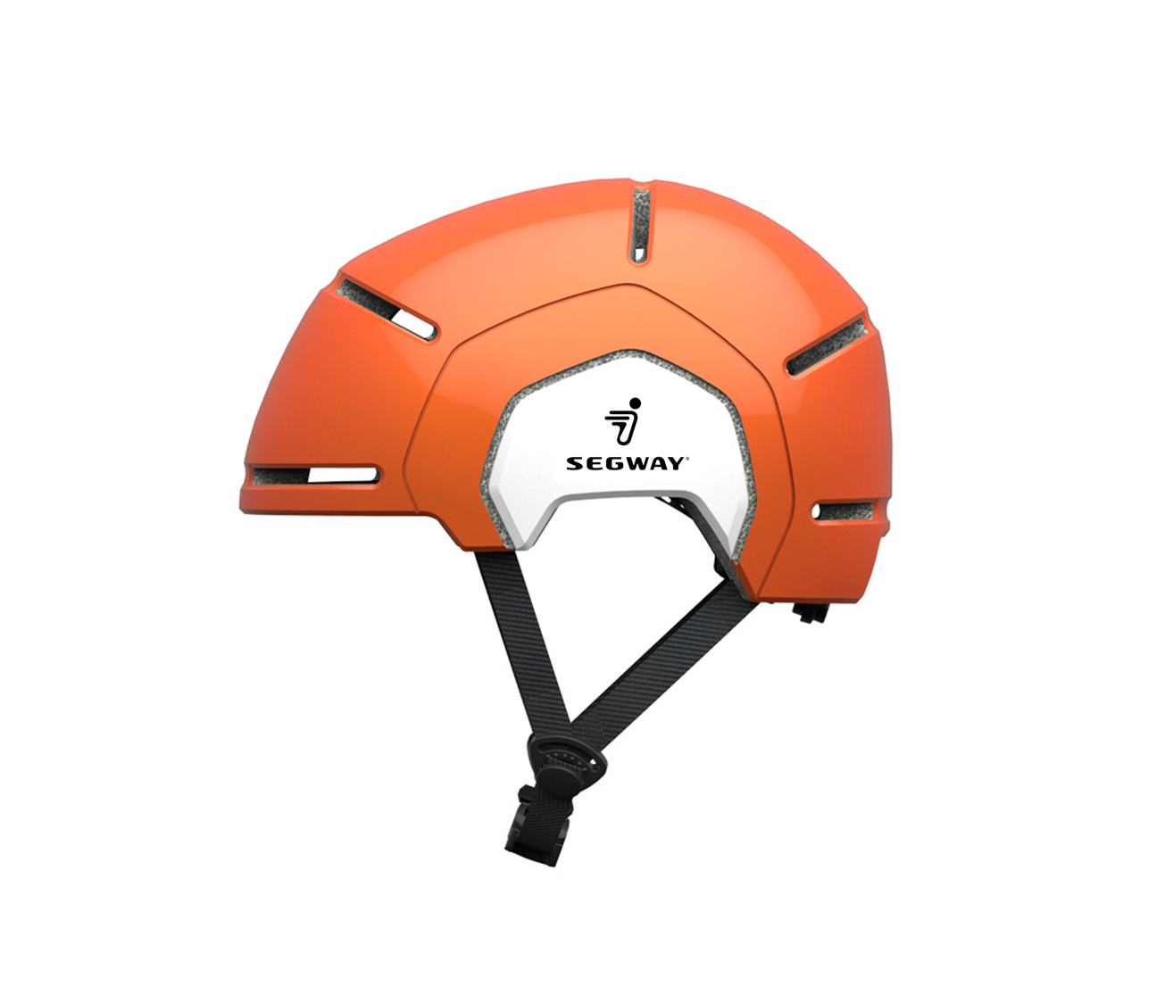 Ein orangefarbener Fahrradhelm mit weißem und schwarzem Logo, vor weißem Hintergrund.