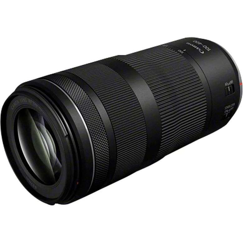 Schwarzes Kameraobjektiv mit Canon-Branding. Es ist zylindrisch mit Fokus- und Stabilisatoreinstellungen an der Seite.