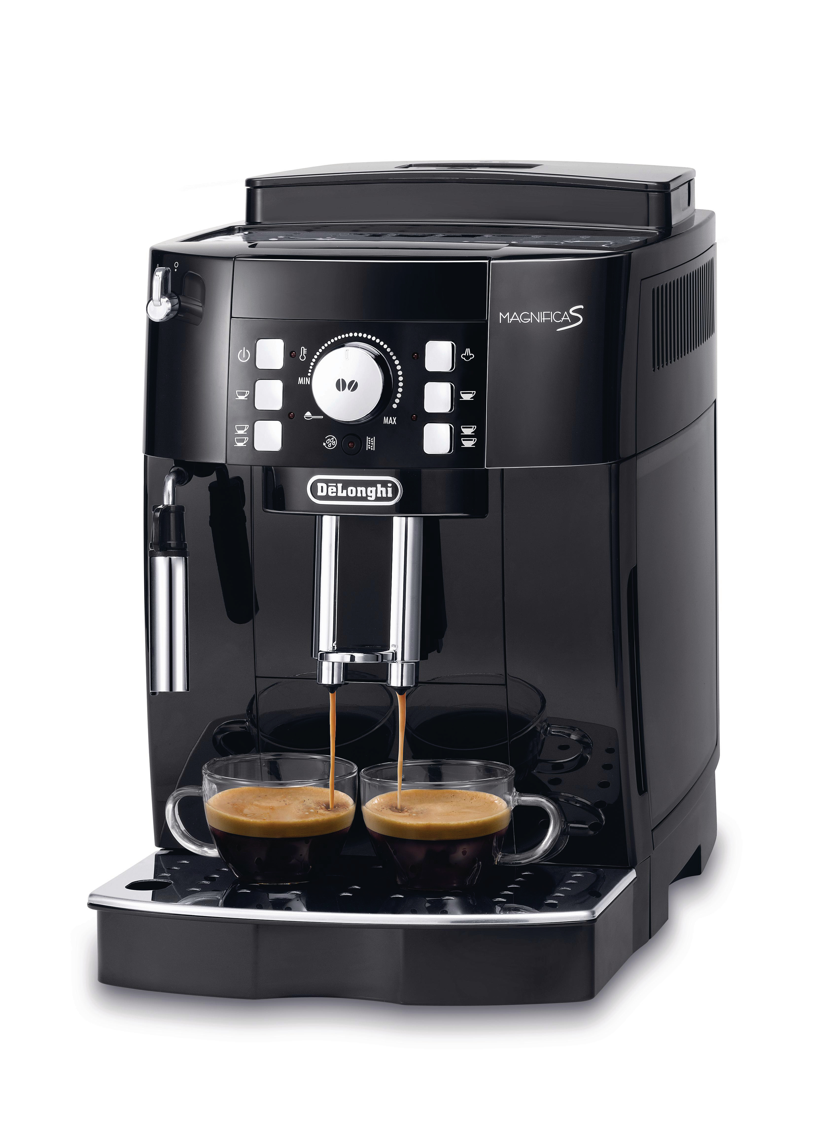 Eine schwarze Delonghi Magnifica S Espressomaschine mit zwei Tassen Kaffee, isoliert auf Weiß.