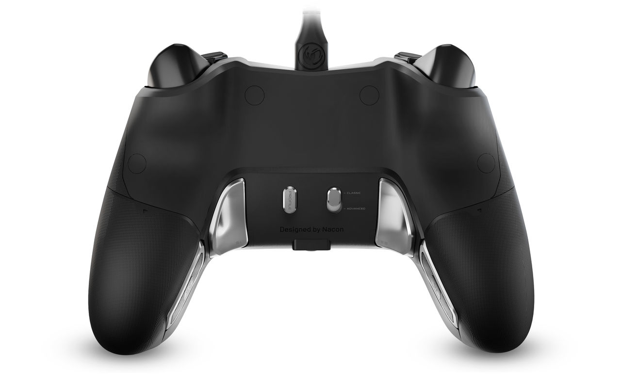 Zwarte gamecontroller, van achteren gezien met knoppen en grepen.