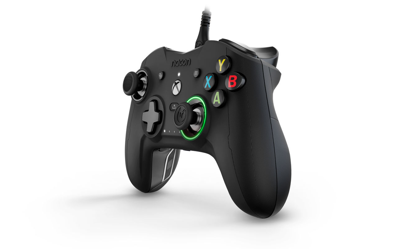 Zwarte Xbox-controller met gekleurde knoppen en joysticks. Zwarte achtergrond.