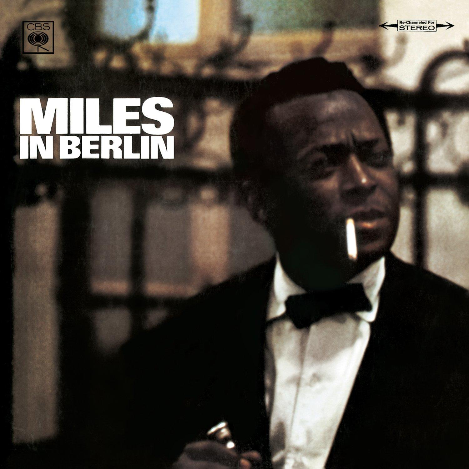 Album borító Miles Davisszel, aki cigarettázik. Cím: MILES IN BERLIN.