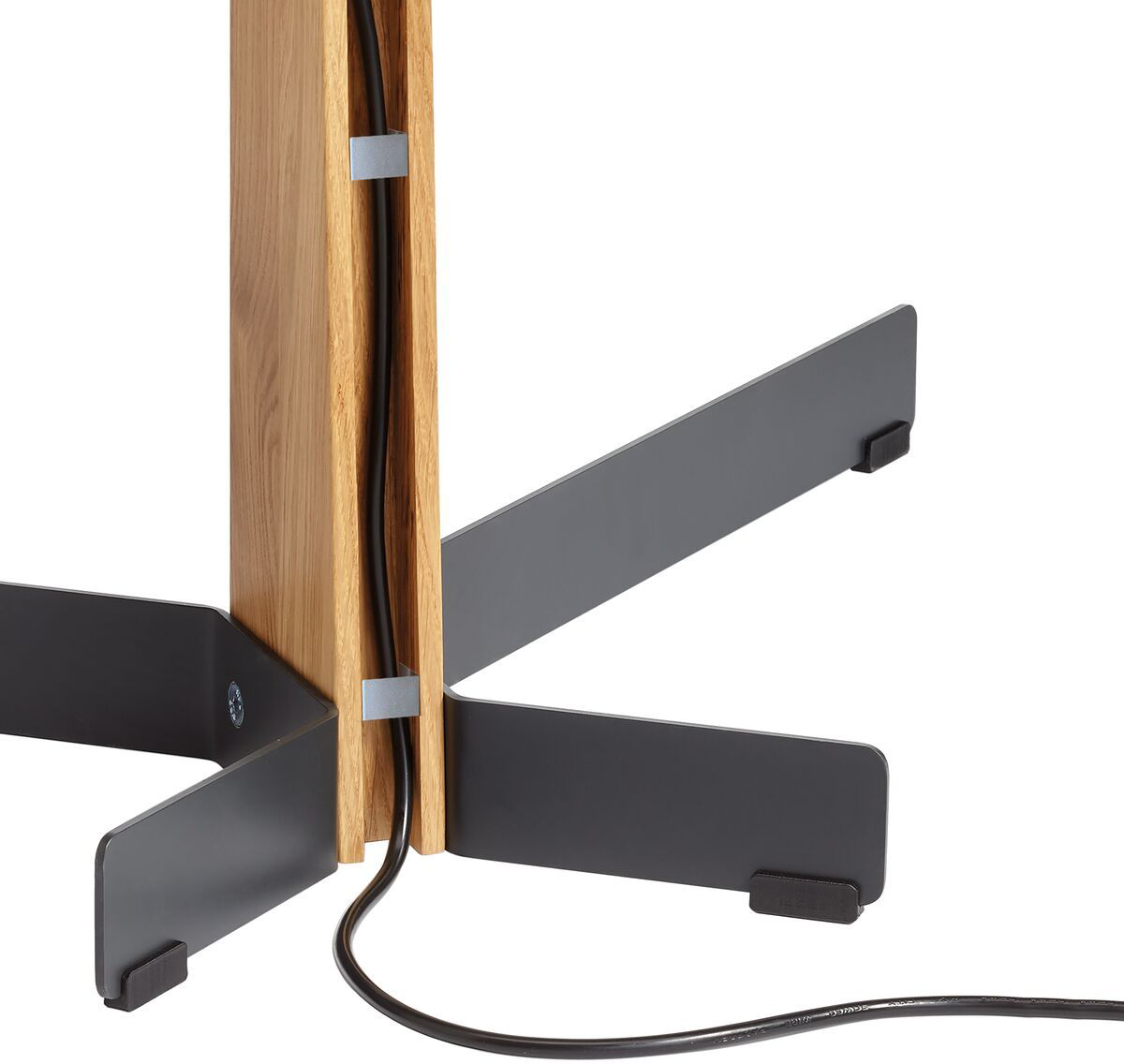 Gros plan d'un pied de lampe en bois et métal avec un câble noir.