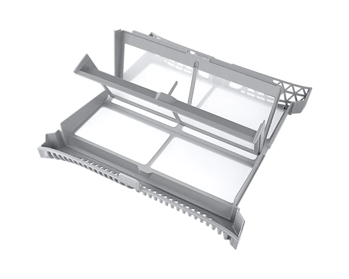 Grijze drogerfilter, open, met twee gaasjes. Lichtgrijs plastic frame. Witte achtergrond.