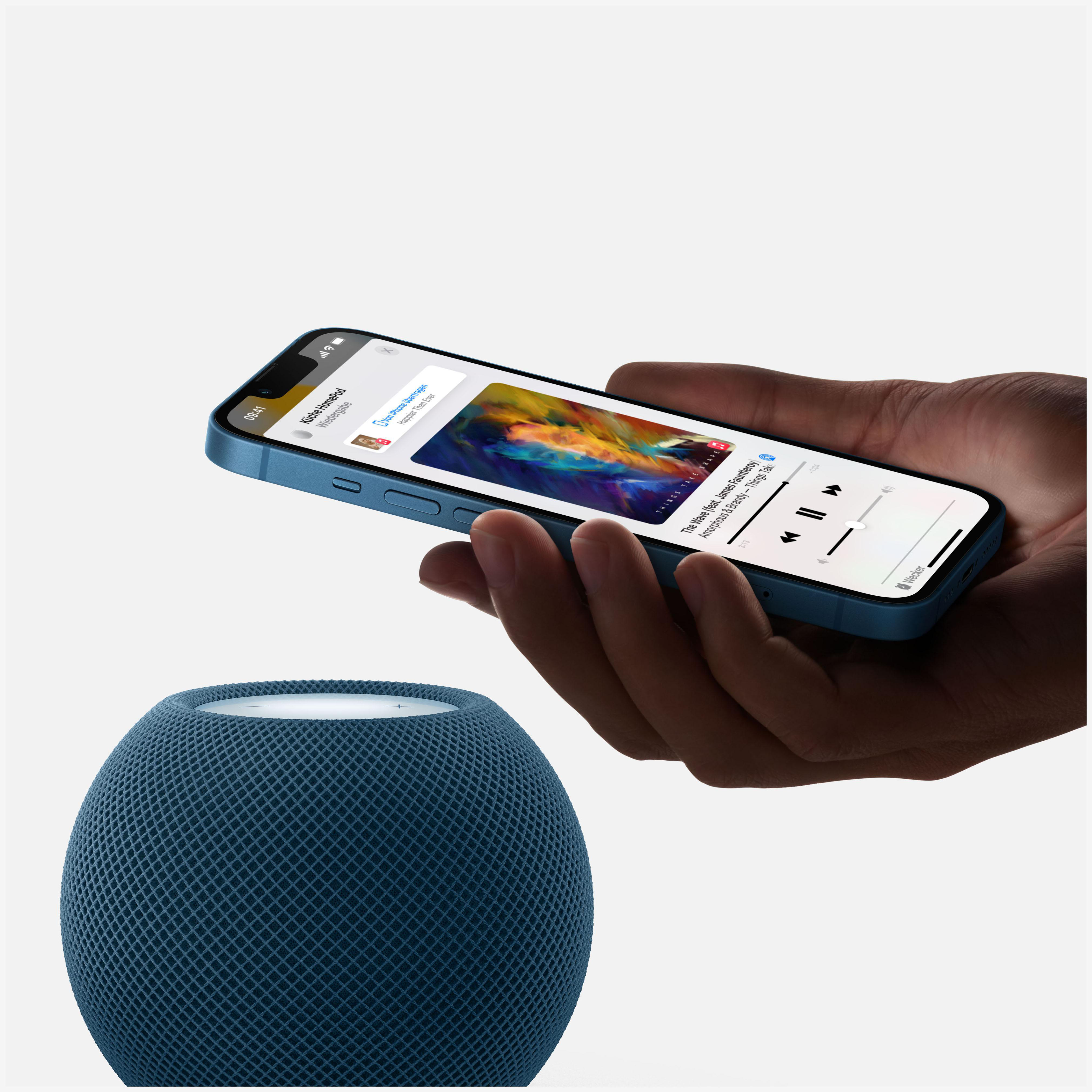 Eine Hand, die ein blaues iPhone in der Nähe eines blauen HomePod hält, mit sichtbarer Musikoberfläche.