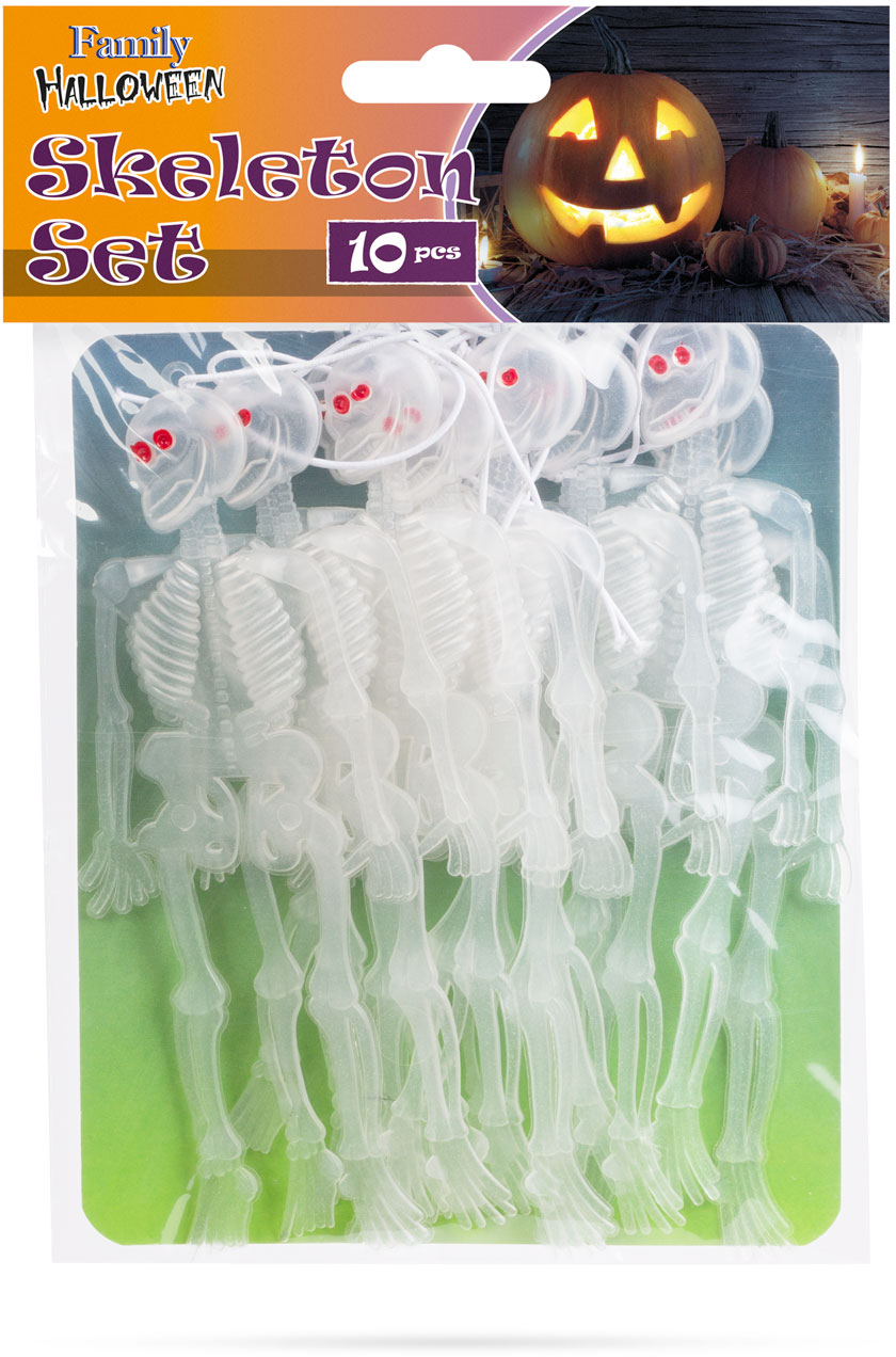 Halloween csontváz készlet csomagban, tökökkel és gyertyákkal a háttérben.