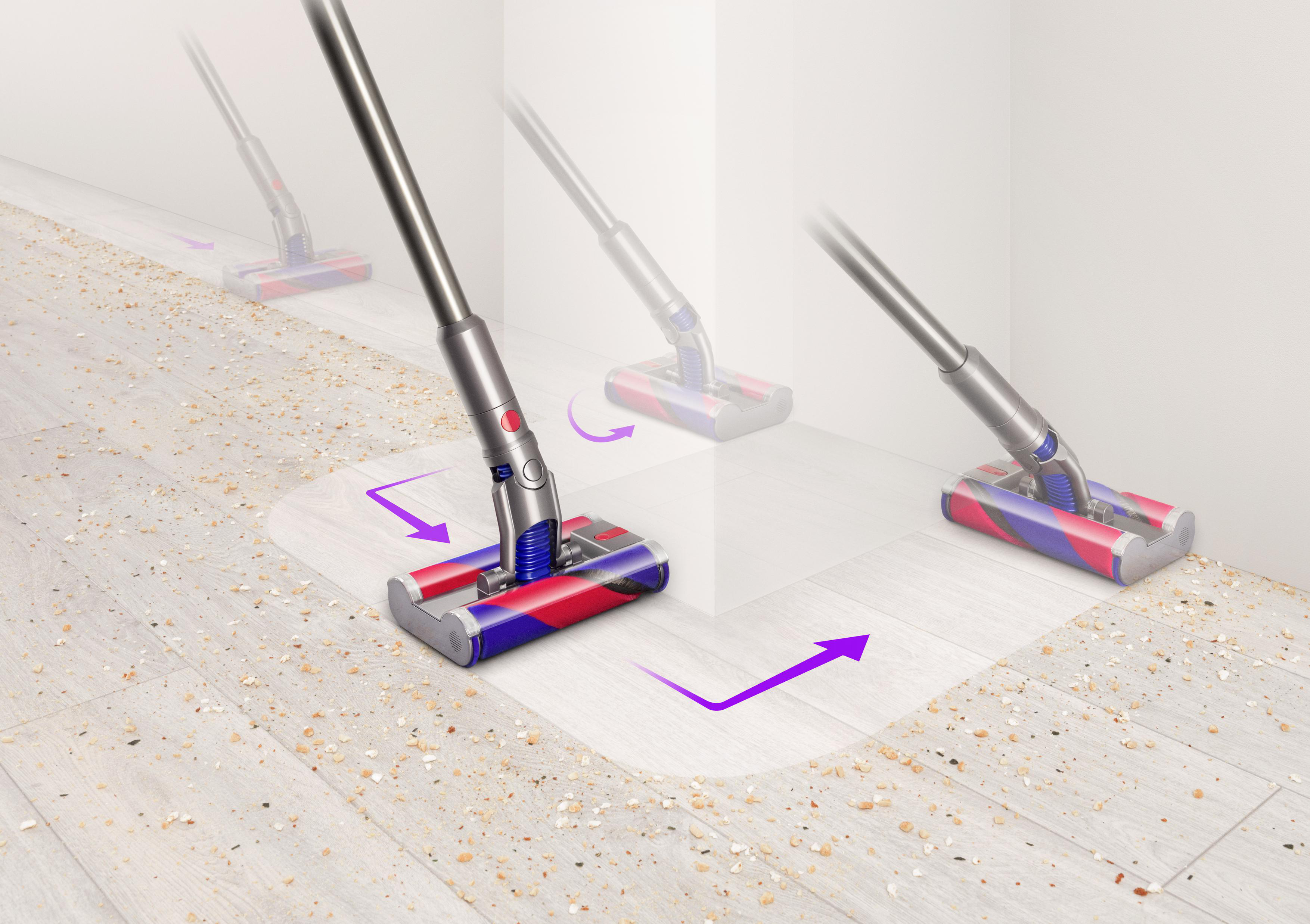 Eine Frau, die einen blauen Staubsauger hält, mit einer Wandhalterung daneben.