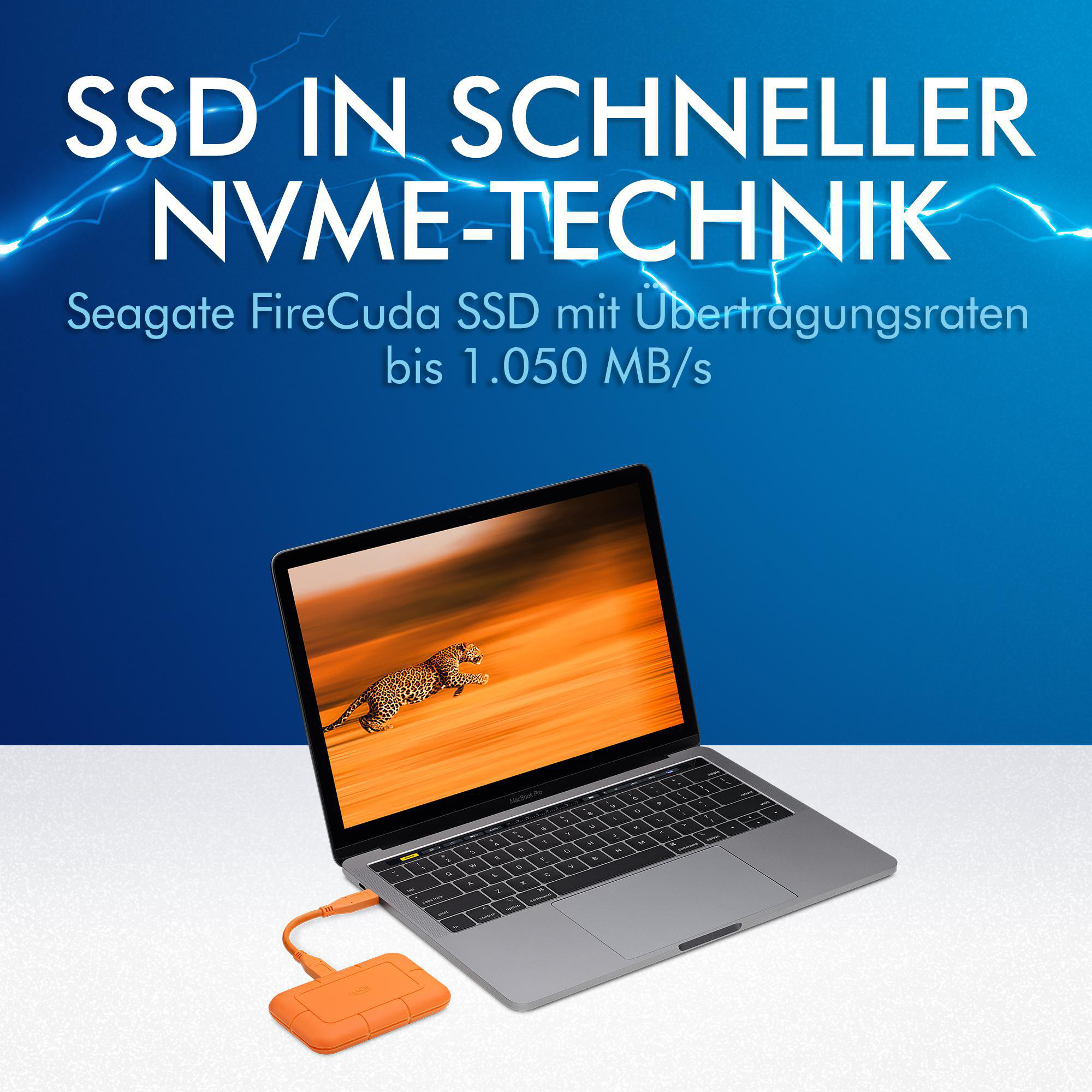 Laptop, orange externe Festplatte und Text auf blauem Hintergrund.