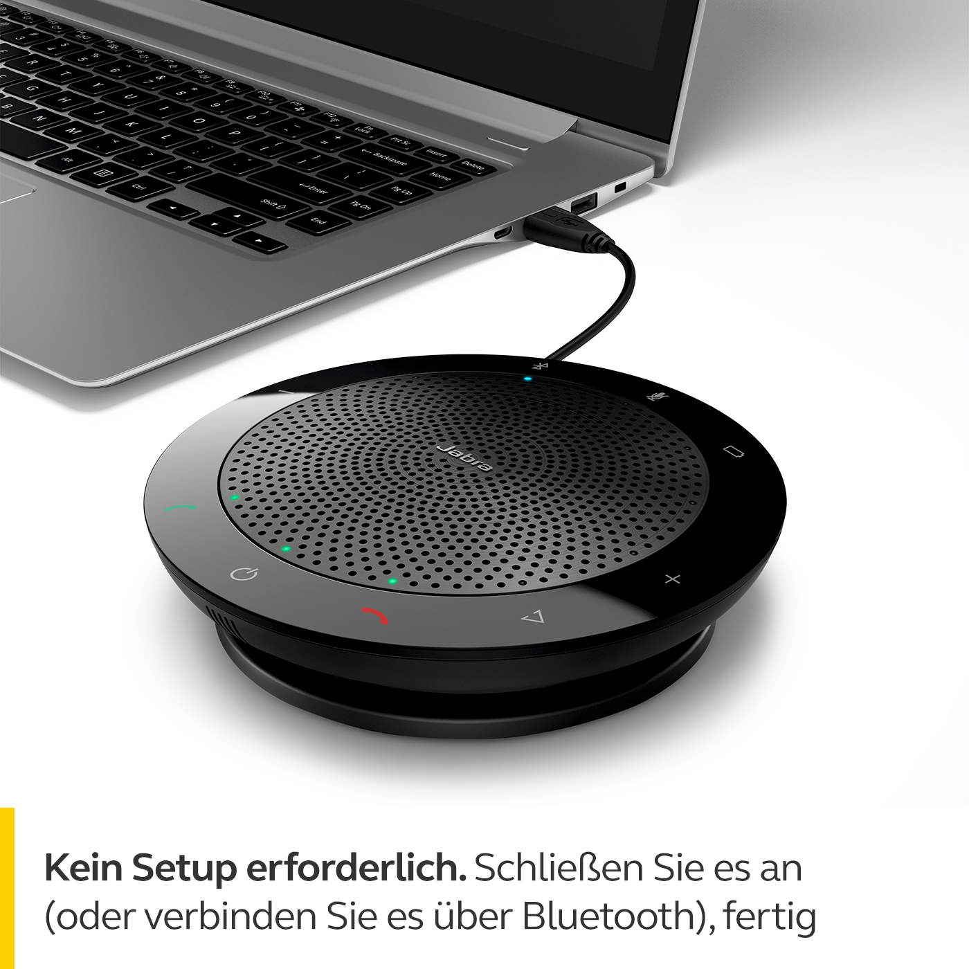 Schwarzer Lautsprecher mit Knöpfen, an Laptop angeschlossen.