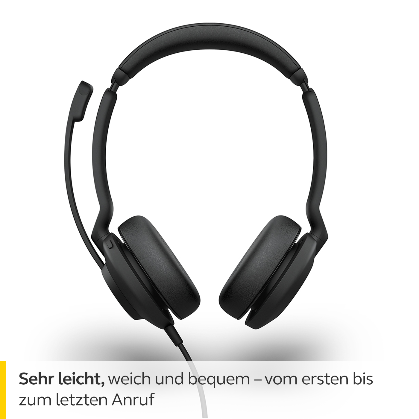 Schwarzes Headset mit Mikrofon. Das Kabel ist mit dem Kopfhörer verbunden. Weißer Hintergrund.