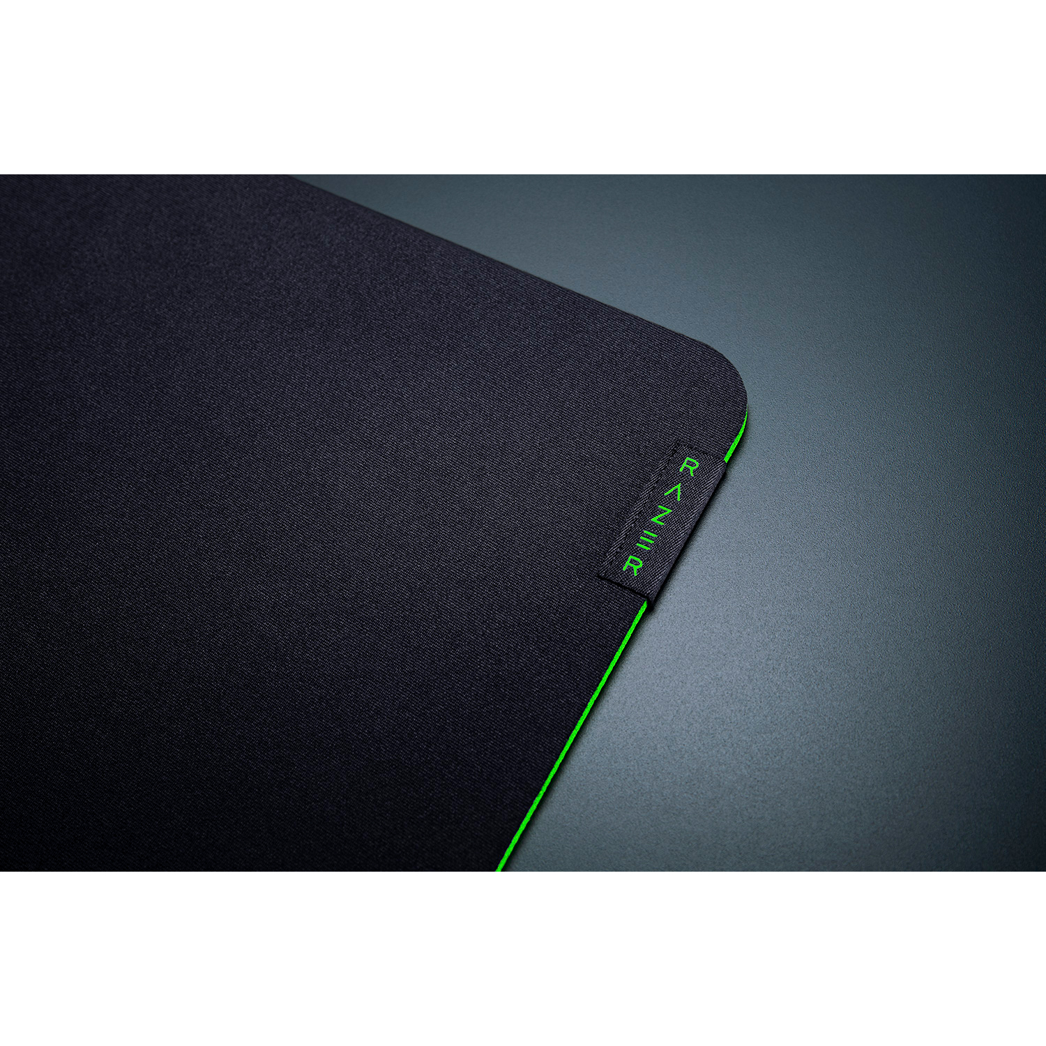 Primo piano di un tappetino per mouse Razer nero con bordo verde e logo Razer.