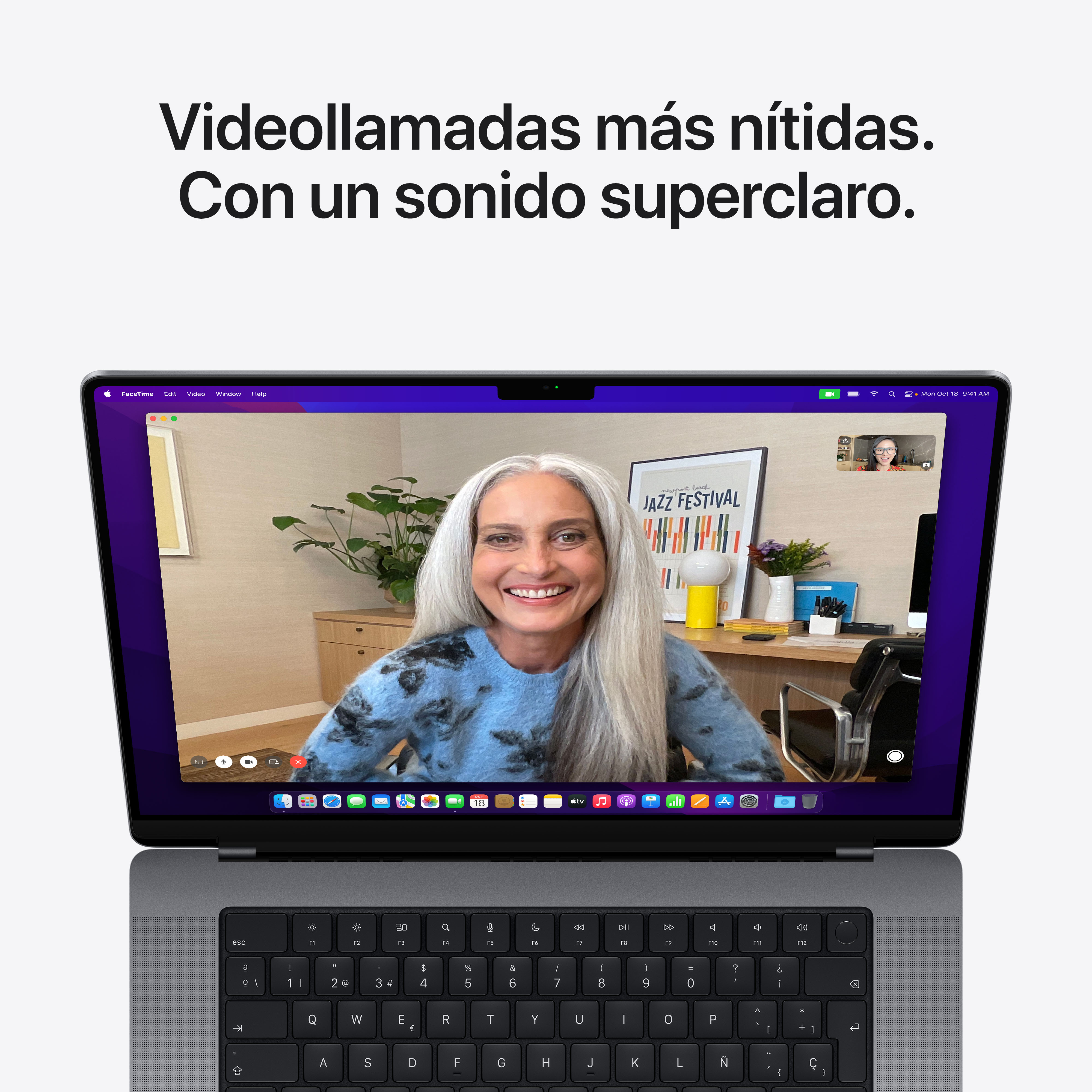 Una pantalla de portátil muestra una videollamada. Una mujer sonríe. Texto: Videollamadas más claras. Con sonido superclaro.