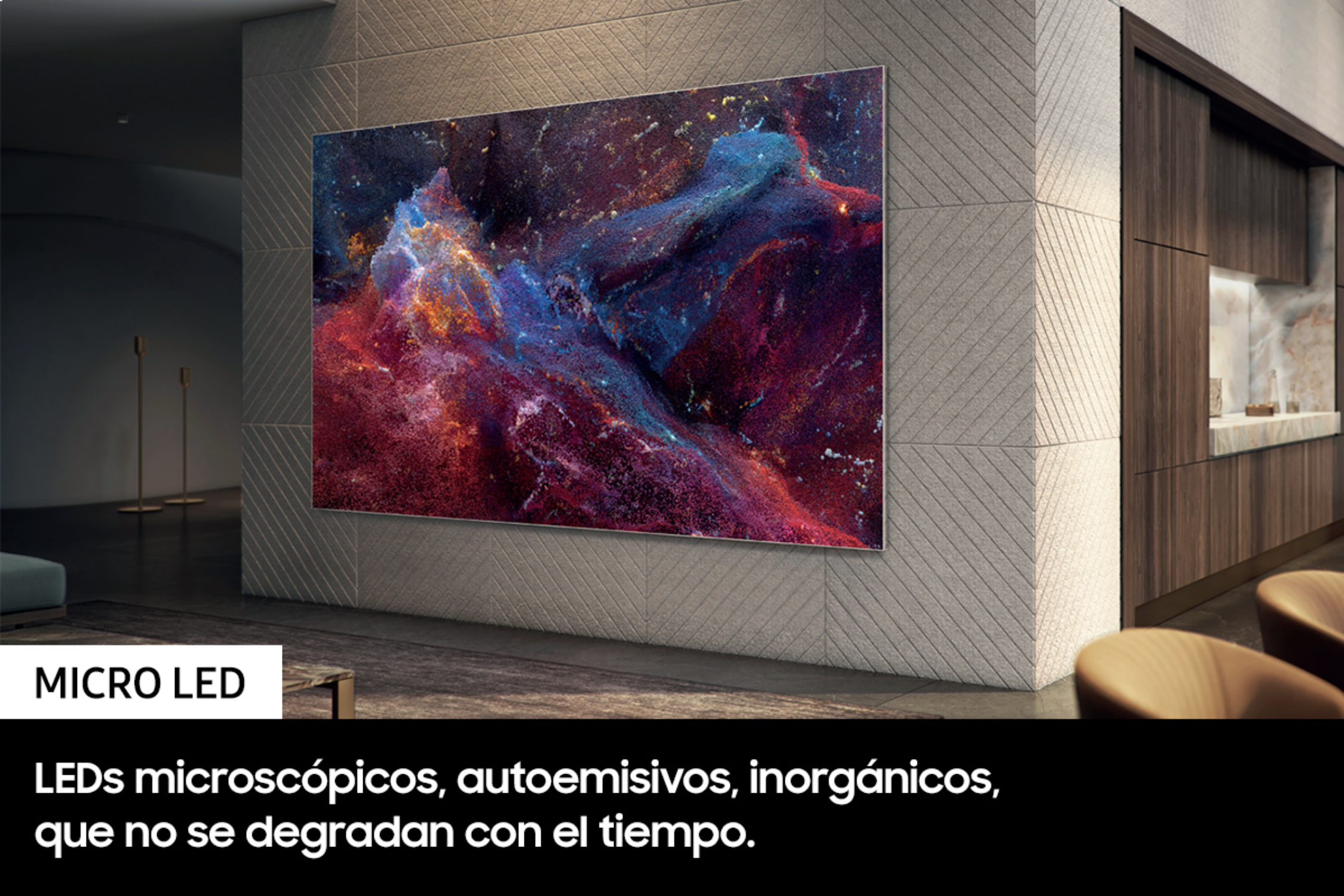 Una gran pantalla de TV que muestra una colorida escena de nebulosa.