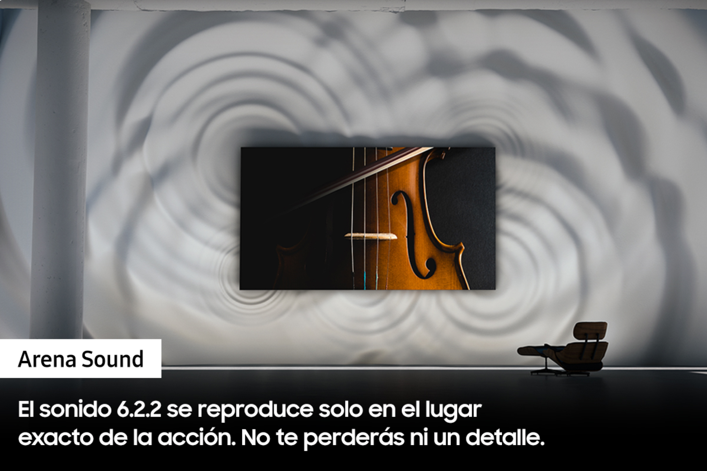 Pintura de un violín con fondo oscuro, en pared gris. Silla al fondo.