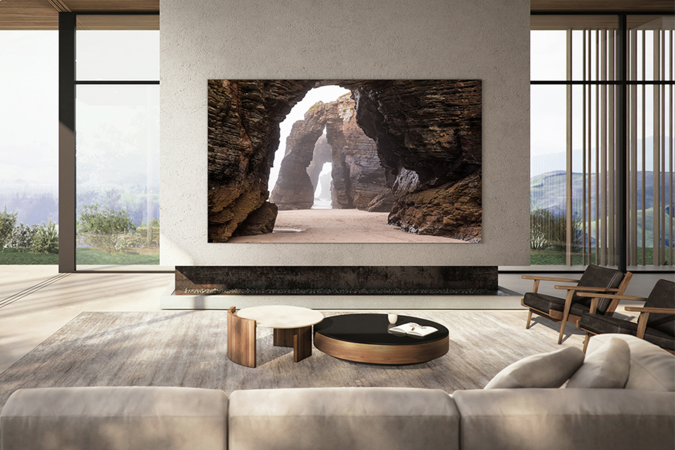 Salón con un televisor grande que muestra una escena de playa.