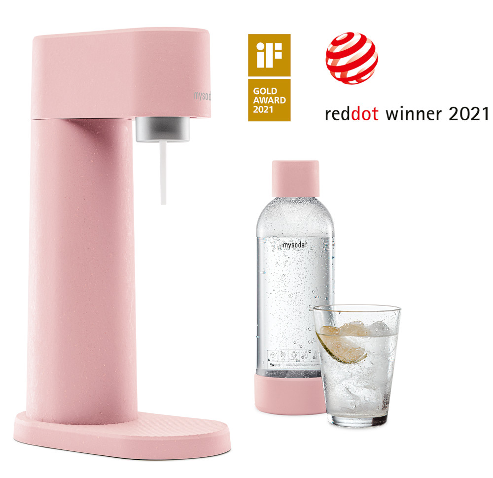 Roze sodamaker met fles, glas en awards op wit.