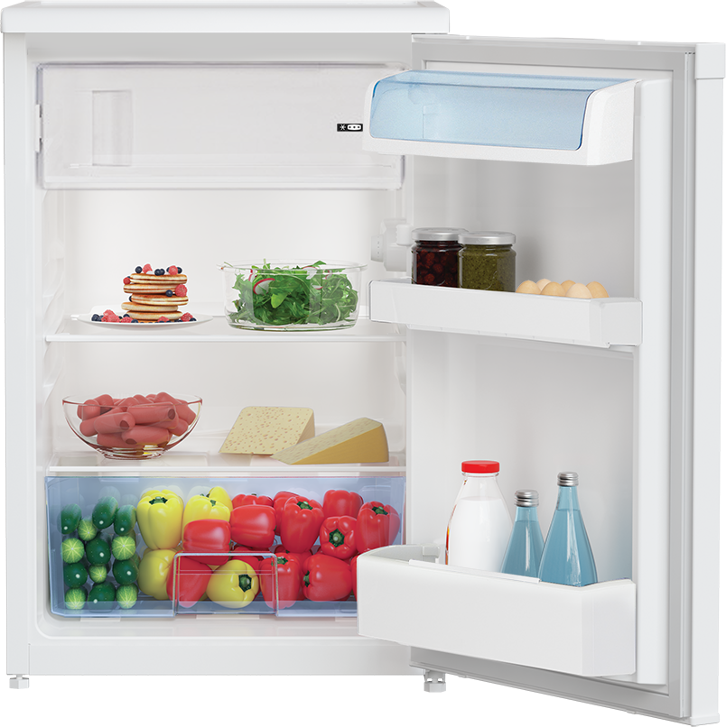 Réfrigérateur blanc ouvert avec aliments: crêpes, salade, bocaux, œufs, saucisses, fromage, poivrons, lait, bouteilles.