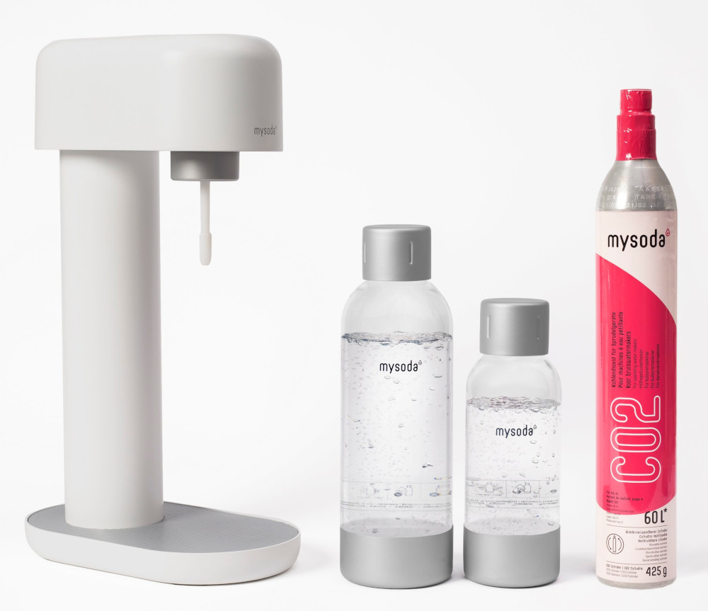 Sodamachine, flessen en CO2-kanister, alles op wit.