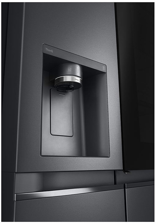 Gros plan du distributeur d'eau du réfrigérateur LG gris foncé.