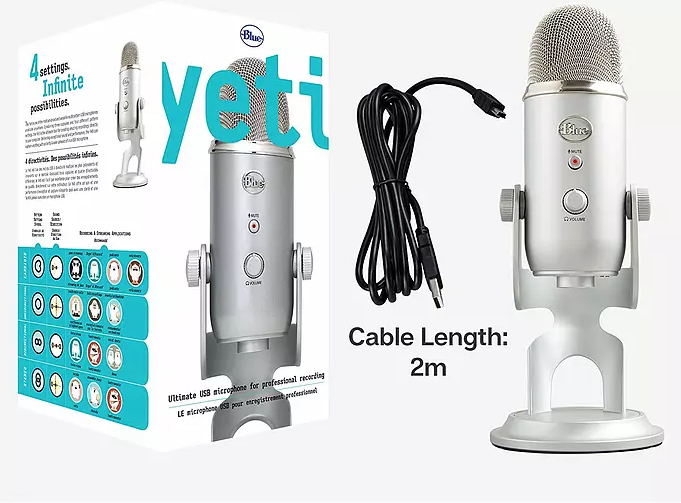 Micro USB Blue Yeti argenté, boîte et câble sur fond blanc. Le micro a des boutons.