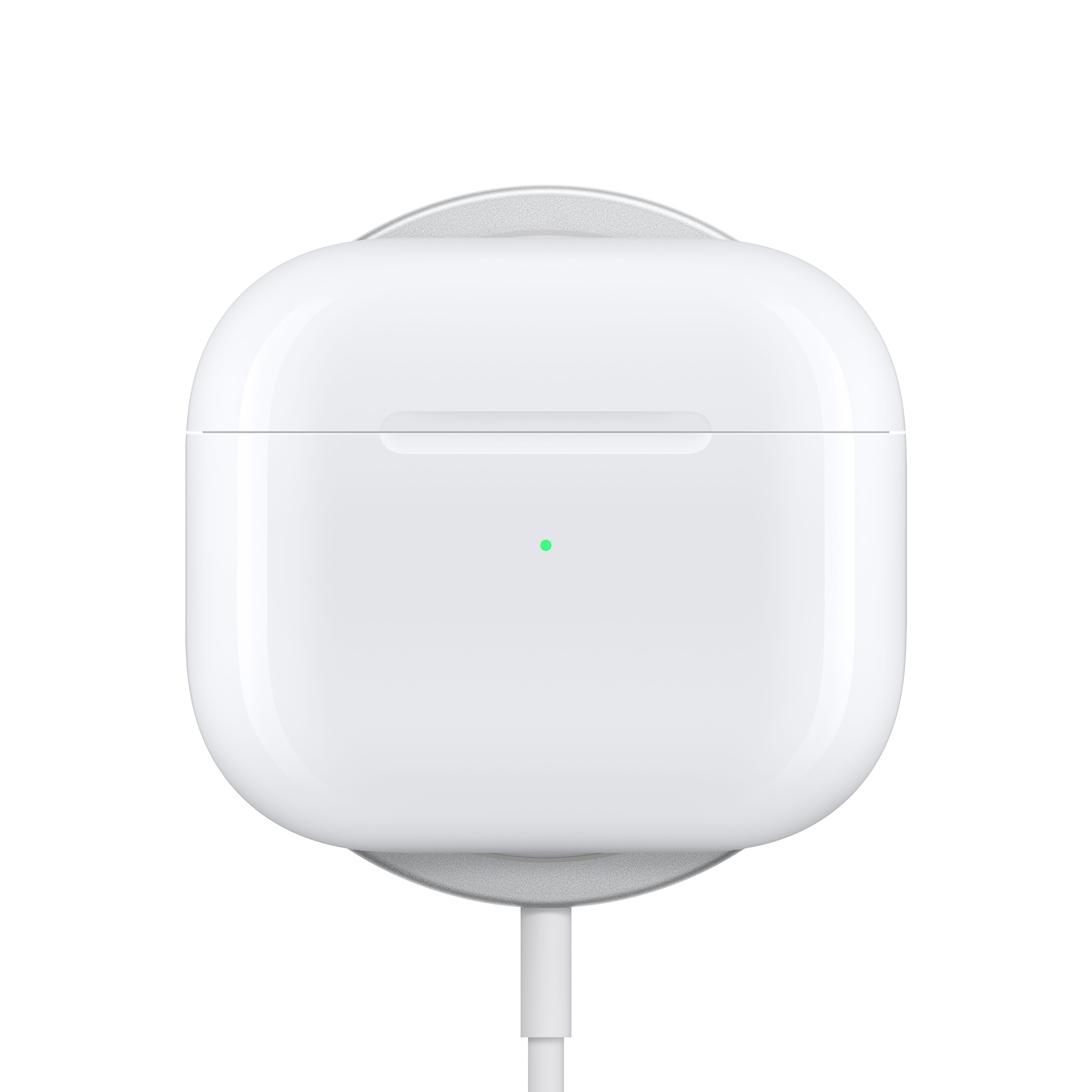 Estuche de carga blanco de AirPods en una base de carga blanca con cable conectado.