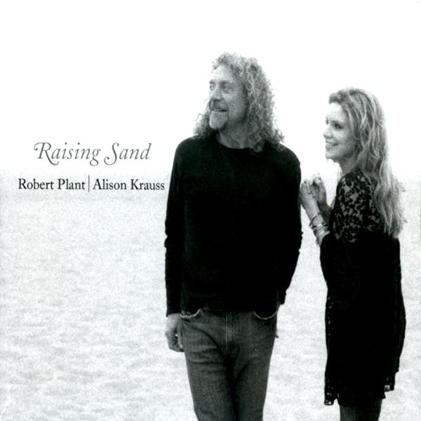Couverture de l'album, 'Raising Sand'. Robert Plant et Alison Krauss se tiennent près de l'eau.