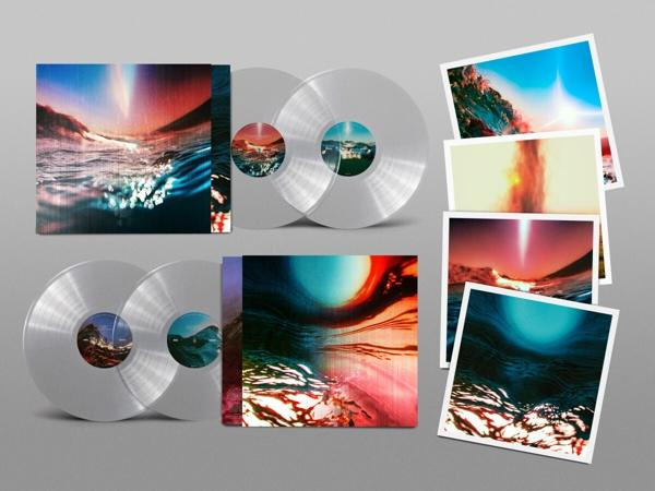 Vinylplaten set met album artwork, met water en kleurrijke lichtreflecties.