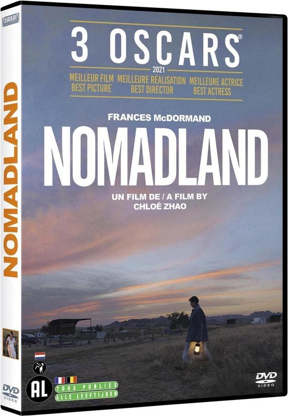 Pochette DVD du film Nomadland, avec une personne avec une lanterne dans un champ.
