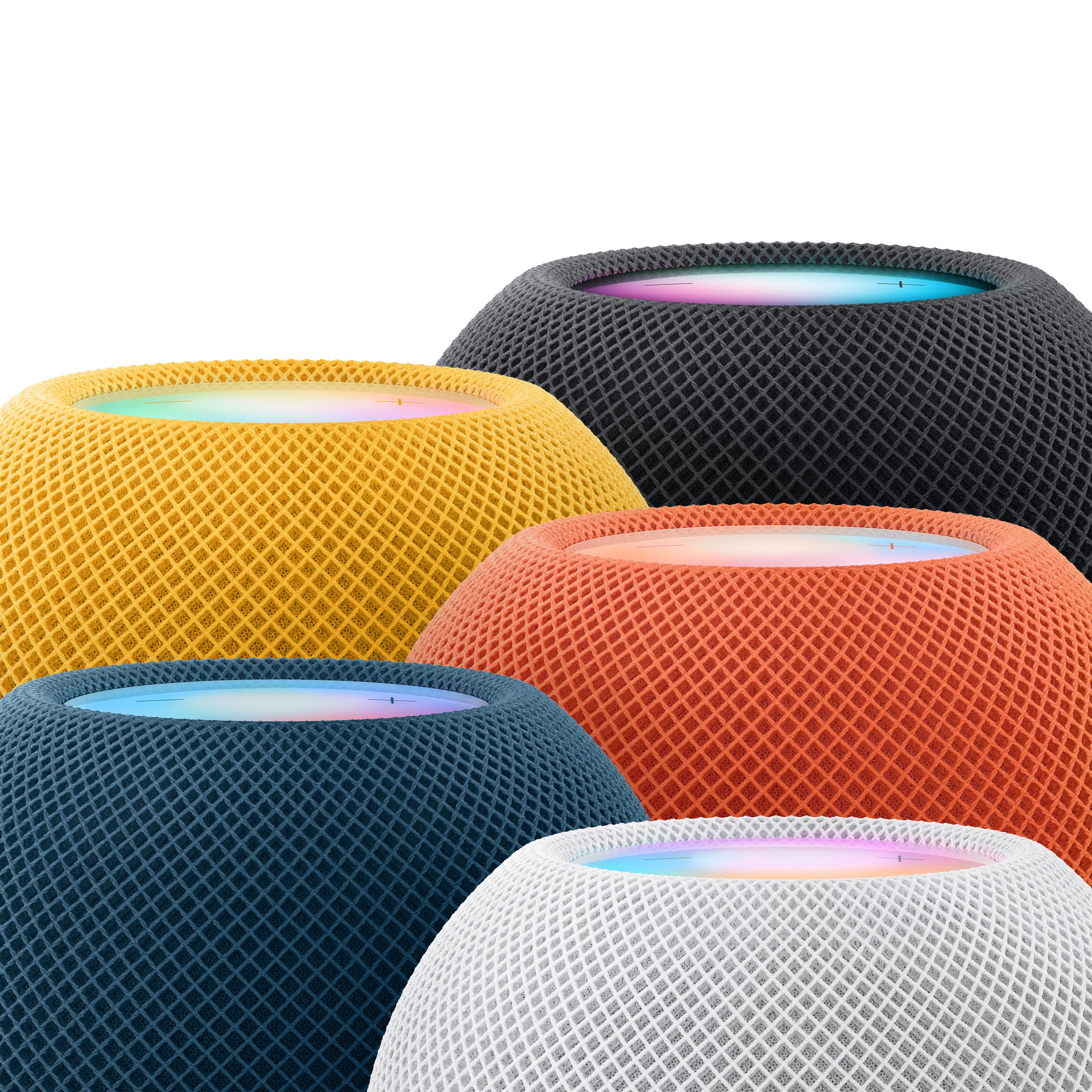 Cinco altavoces inteligentes de colores. Amarillo, negro, naranja, azul y blanco. Fondo blanco.