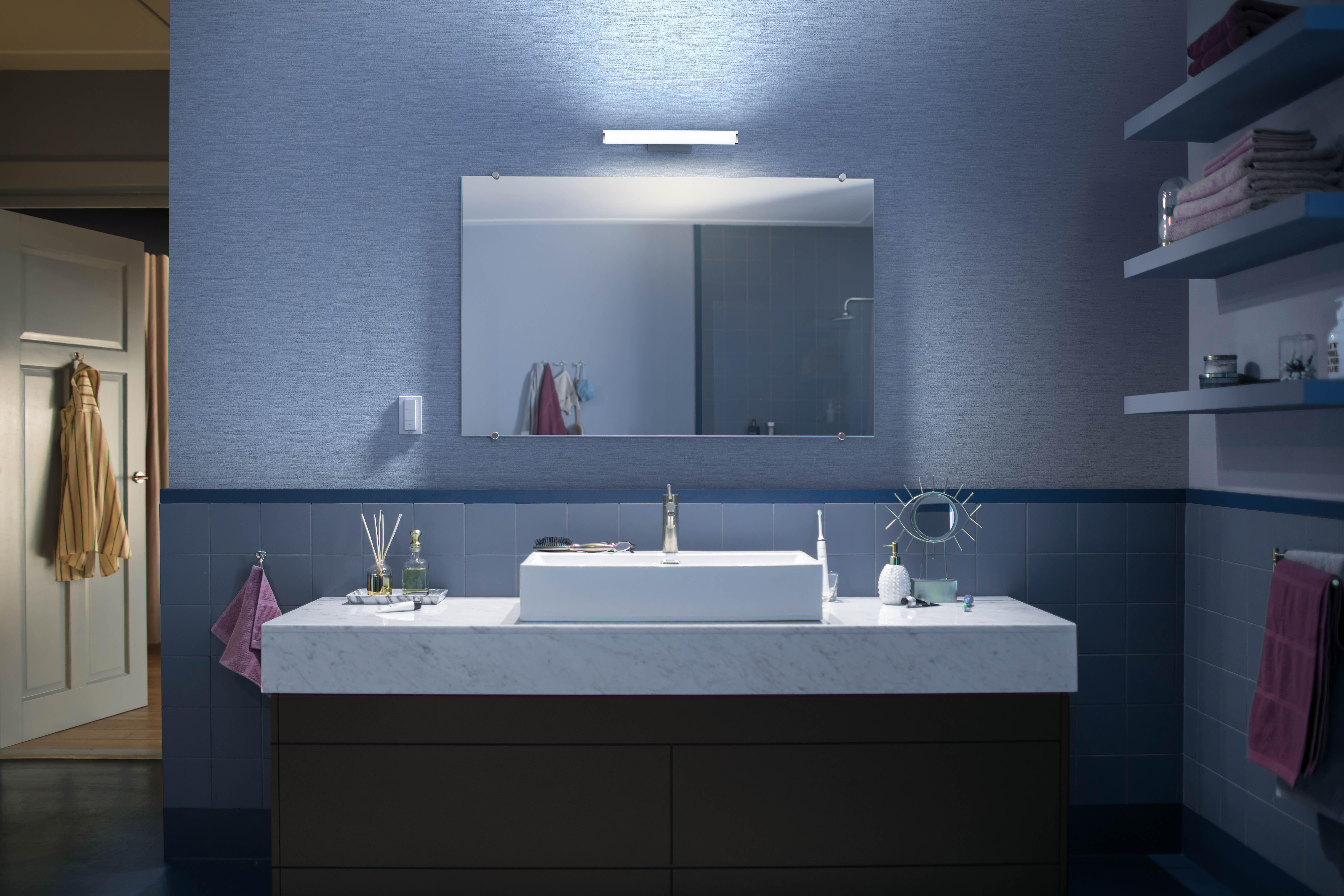 PHILIPS Hue White Amb. Adore inkl. Dimmschalter Bad-Beleuchtung Warmweiß