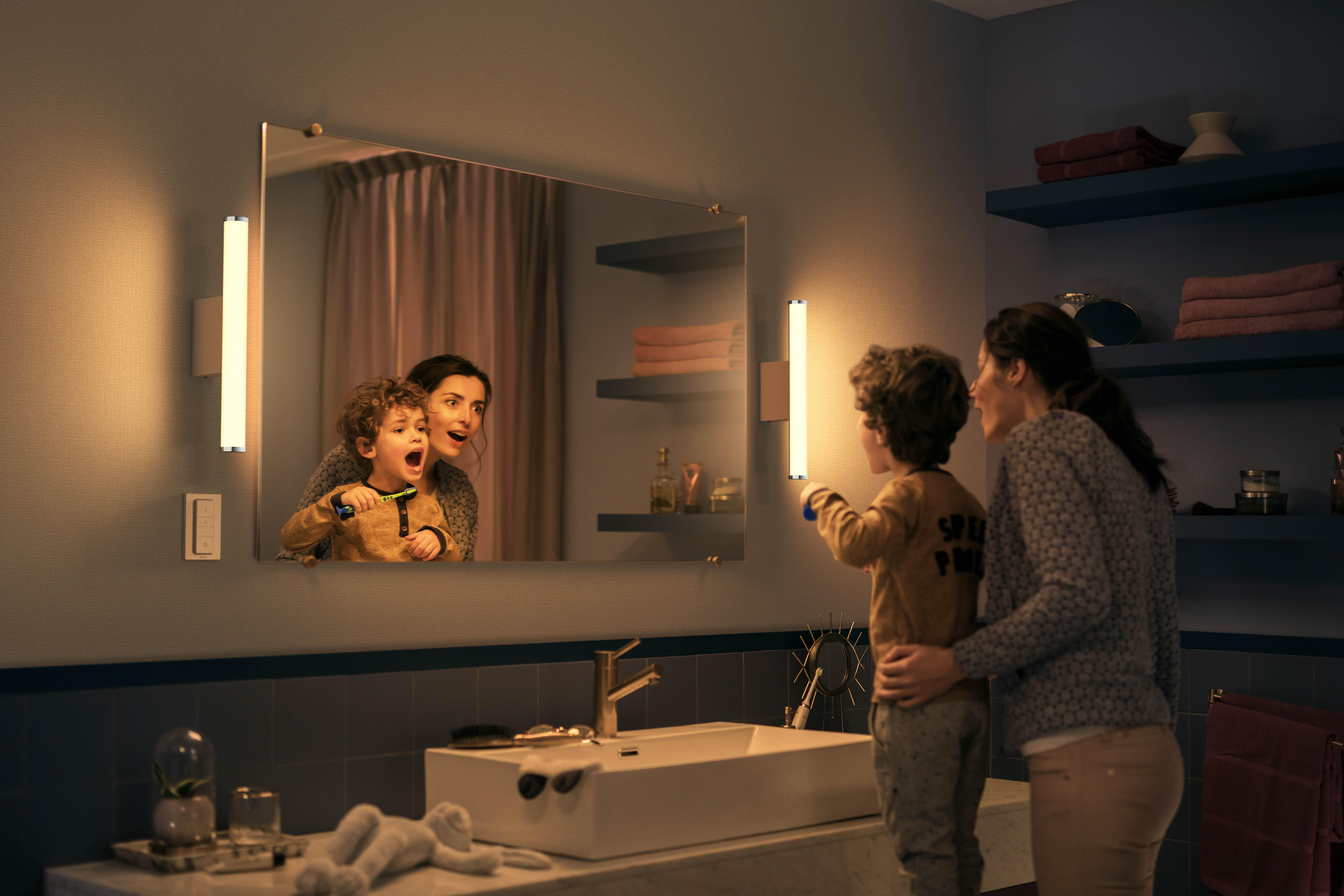 PHILIPS Hue White Amb. Adore inkl. Dimmschalter Bad-Beleuchtung Warmweiß