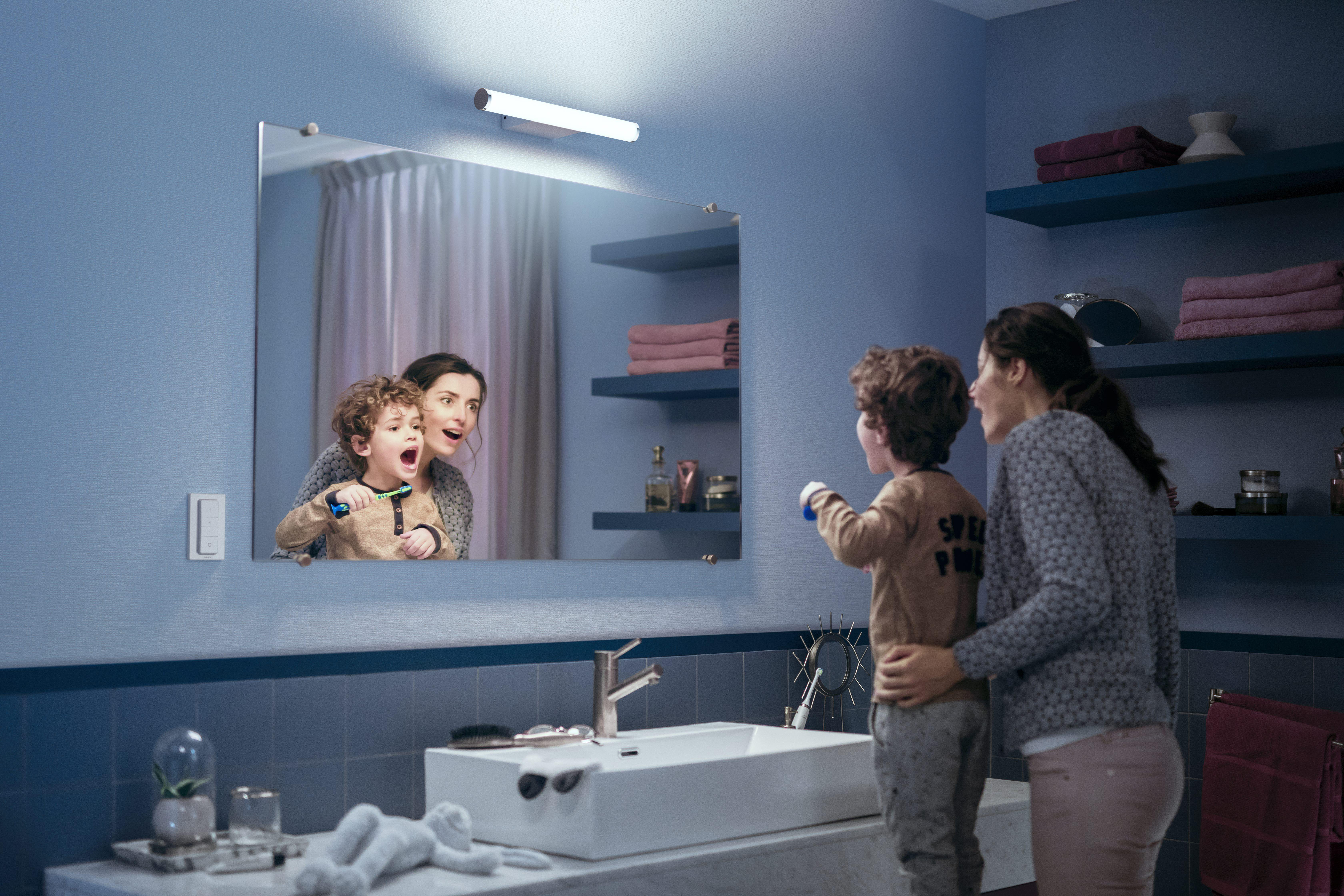 PHILIPS Hue White Amb. Adore inkl. Dimmschalter Bad-Beleuchtung Warmweiß