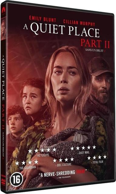 DVD-hoes van 'A Quiet Place Part II'. Met Emily Blunt, Cillian Murphy en kinderen. Donkere setting.
