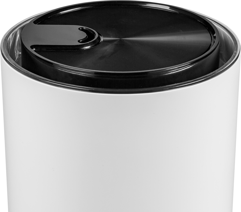 Witte beker met een zwart deksel, close-up.