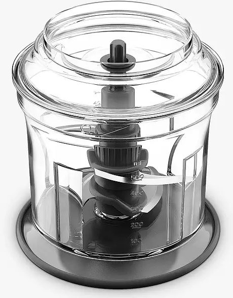 Un hachoir alimentaire avec un bol transparent et des lames. Le hachoir est sur une base grise.