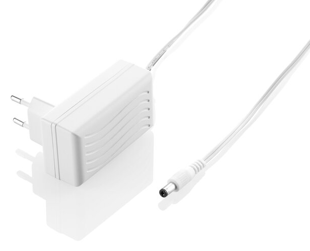 Fehér hálózati adapter dugóval és kábellel. A kábel egy DC csatlakozóban végződik.