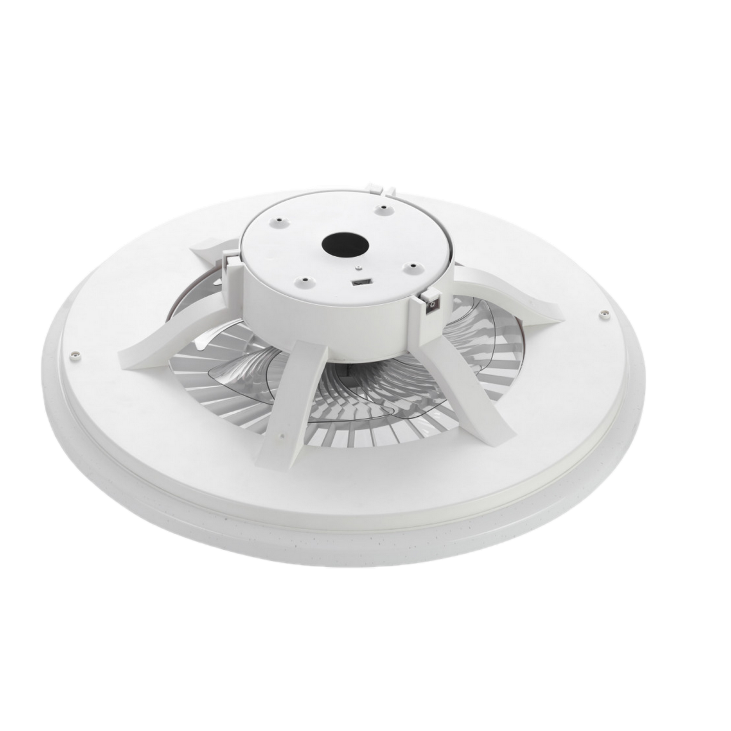 Ventilador de techo blanco con aspas. Centro negro. Aislado sobre fondo negro.