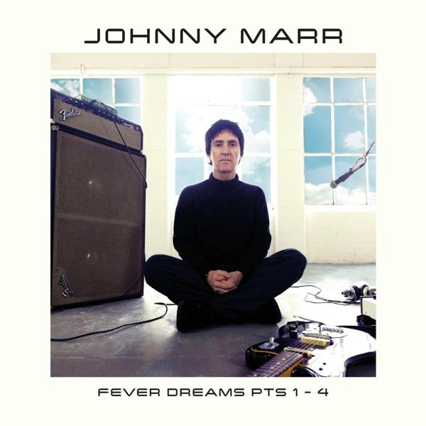 Pochette de l'album de Johnny Marr. Homme assis, guitares et amplis en arrière-plan. Clair et aéré.