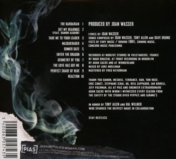 Achterkant van een cd-hoesje met tekst. De tracklist wordt getoond. Het heeft een barcode en het logo.