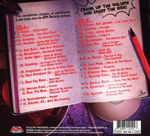 Geöffnete CD-Hülle mit Titelliste. Roter Stift auf der rechten Seite. Dunkler Hintergrund.