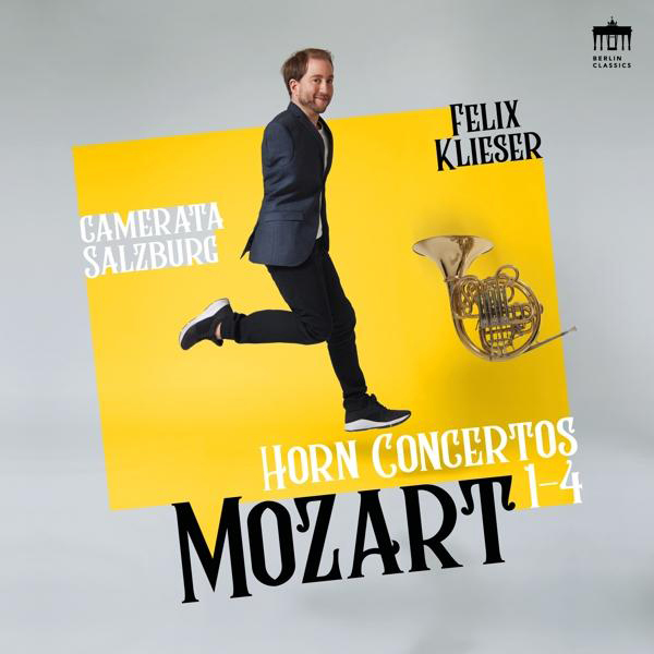 Albumcover: Ein Mann rennt mit einem Waldhorn. Text: Mozart Hornkonzerte. Gelber Hintergrund. Berlin Classics.